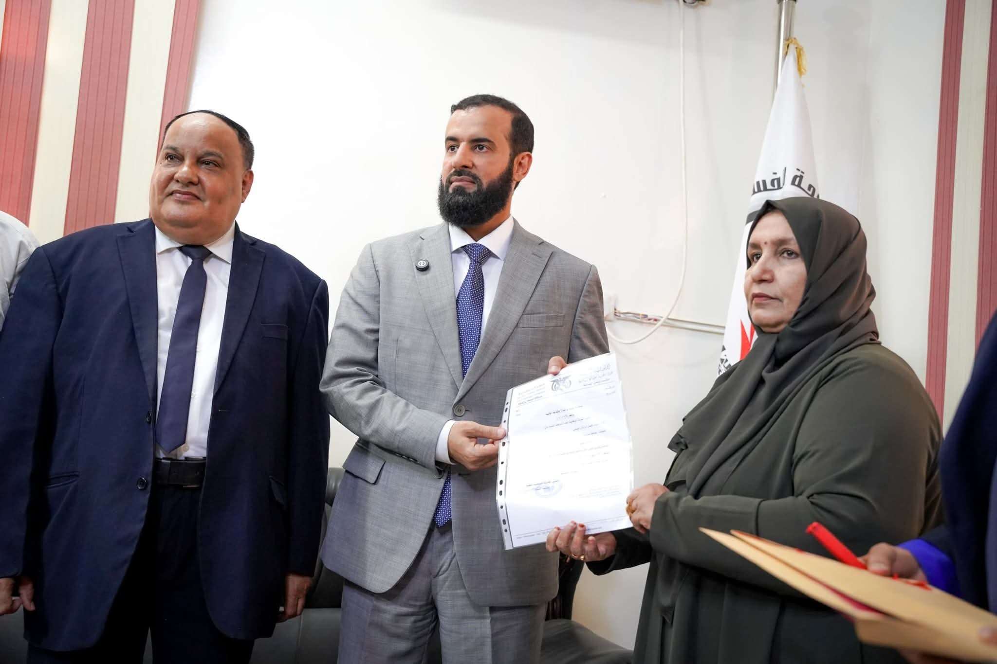 المحافظ الرباش يقدم إقرار الذمة المالية، ويبحث مع الهيئة الوطنية العليا لمكافحة الفساد إنشاء فرع للهيئة بمحافظة أبين
