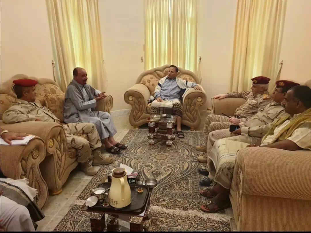 جباري يناقش الوضع الخدمي والعسكري والأمني بمحافظة حضرموت الوادي والصحراء