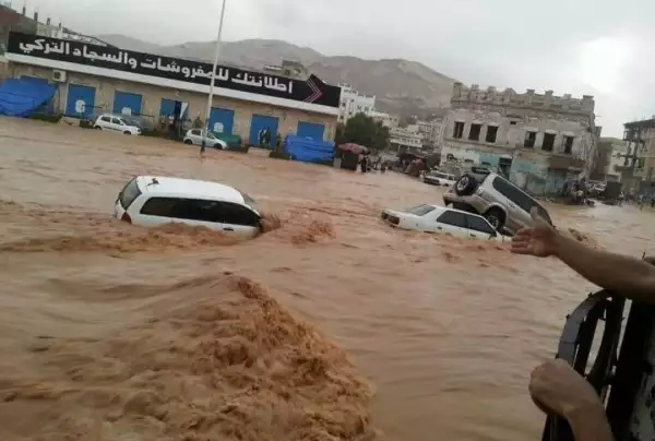 تحذير : السيول تقطع الخط الدولي الواصل بين حضرموت و عدن
