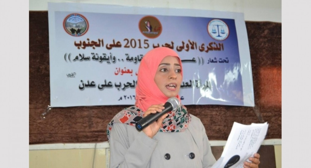 ناشطة حقوقية عدنية تطالب بسحب كافة الأسلحة الثقيلة من المدن وتسليمها للجيش في الحدود