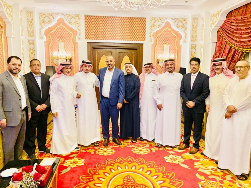 الزبيدي يستقبل عددآ من الشخصيات والقيادات الجنوبية المتواجدين في مقر إقامته بجدة