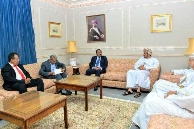 وزير النقل اليمني يلتقي بوكيل وزارة الخارجية العمانية بمسقط وينقل رسالة هادي لقابوس