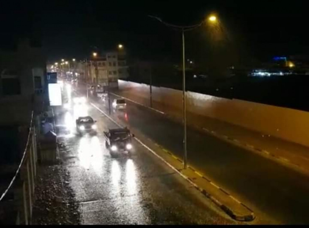 هطول أمطار متفرقة على ساحل حضرموت والارصاد تحذر