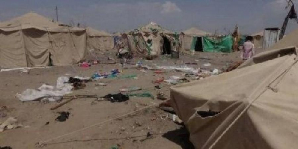 الحوثيون يقصفون مُخيمًا للنازحين في الفاخر بالضالع