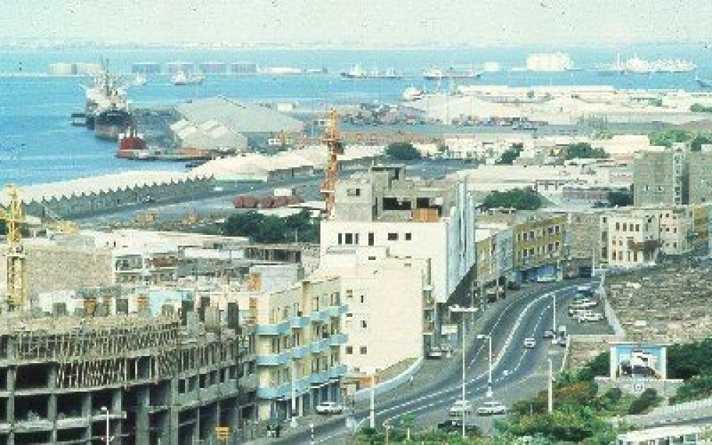مواطني حي الزراعة بخور مكسر يناشدون الجعدني والشاجري بإعادة ضخ المياه إلى حيهم