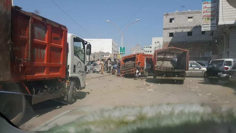 شارع عام يبتلع السيارات بعدن