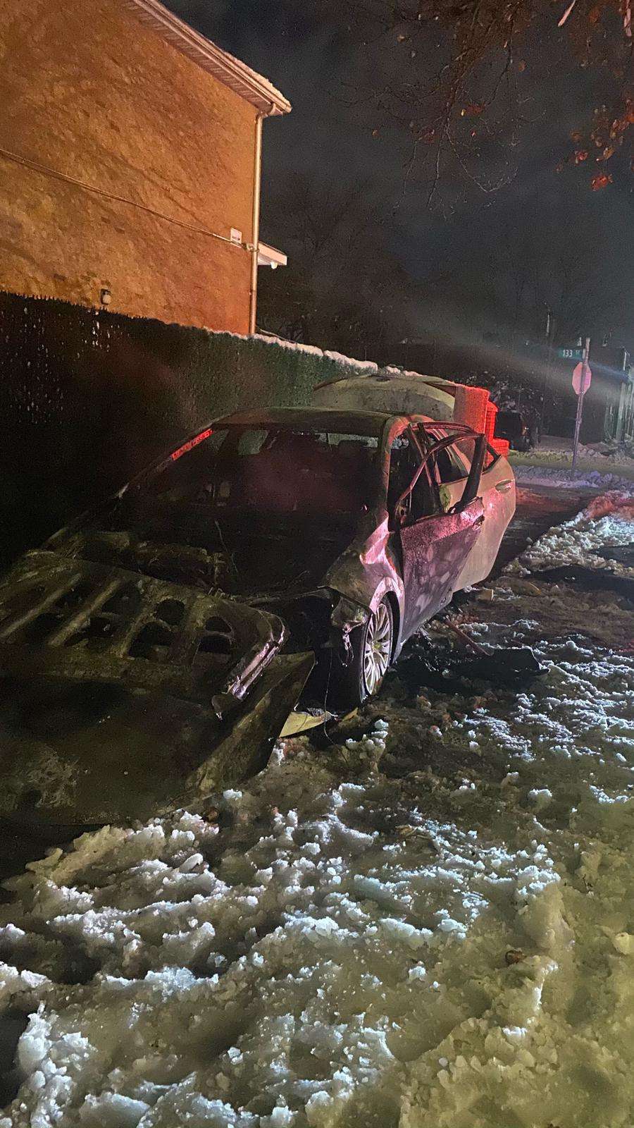 نيويورك : إحتراق سيارة يمني أمريكي في كوينز بعدما حاول انتشالها من وسط الثلوج