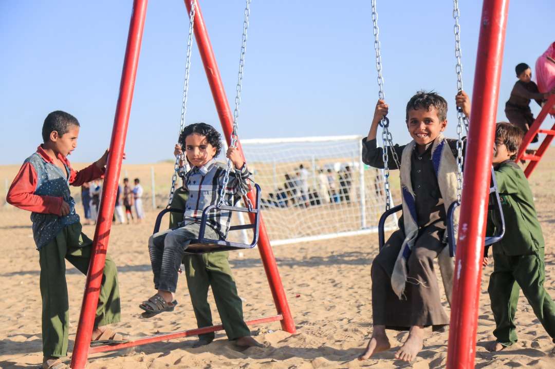 المنظمة الدولية للهجرة ومركز الملك سلمان للإغاثة والأعمال ينشئان ملعب للأطفال النازحين في مأرب  