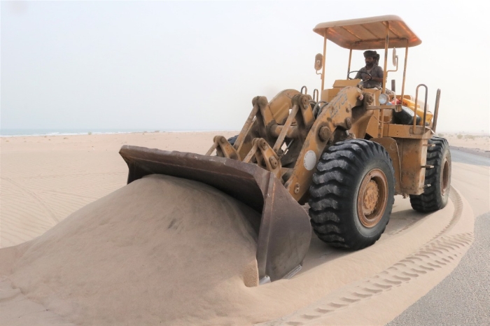 بتمويل حكومي.. تواصل إزاحة الرمال من الخط الساحلي الرابط بين عدن والمخا
