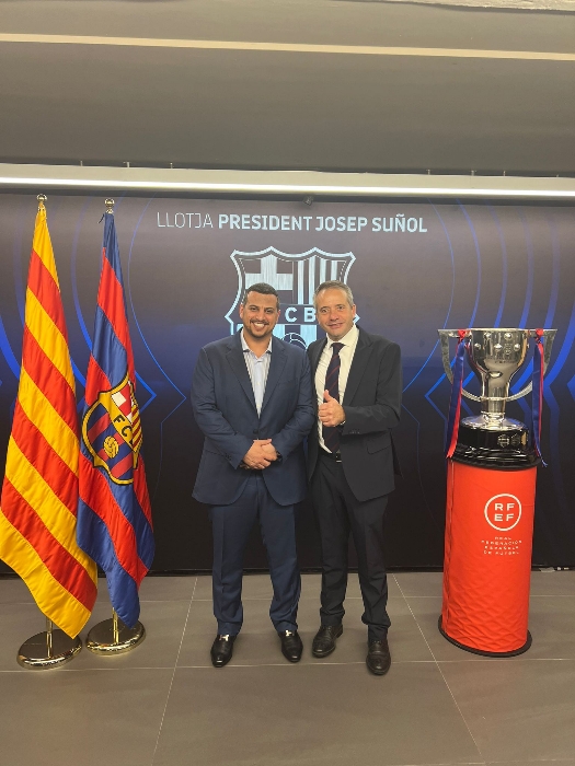 رجل أعمال يمني يزور نادي برشلونة الإسباني